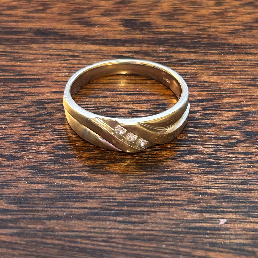 10kt White Gold Ring with Diamond Accents